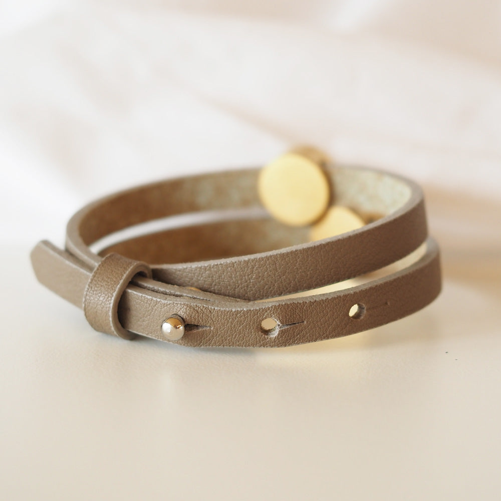 Doppeltes Lederarmband mit zwei individuellen Schiebeperlen