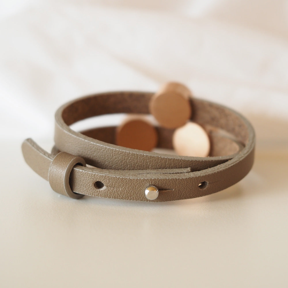 Doppeltes Lederarmband mit drei individuellen Schiebeperlen