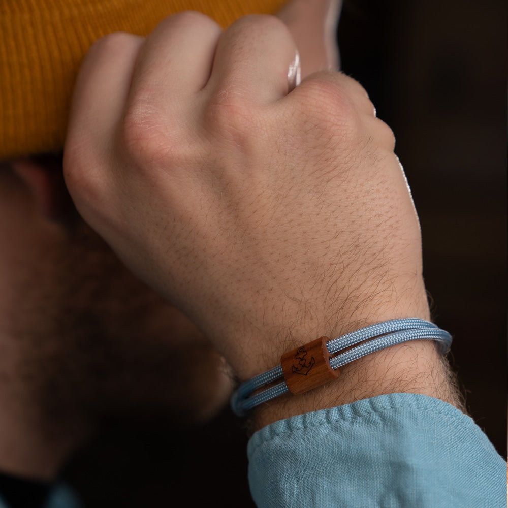 Verstellbares Outdoor-Armband aus hellblauem Segeltauarmband mit Holzschieber und Anker Herz Motiv Gravur in hochwertiger Schiebeschachtel.