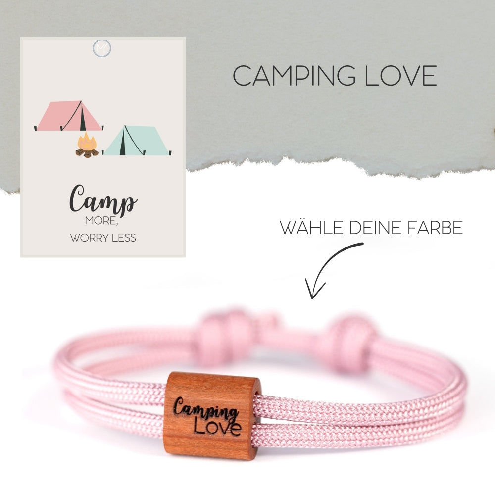 Verstellbares Outdoor-Armband aus rosafarbenen Segeltau mit Holzschieber und Camping Love-Gravur (Schriftzug) mit Schiebeverpackung.