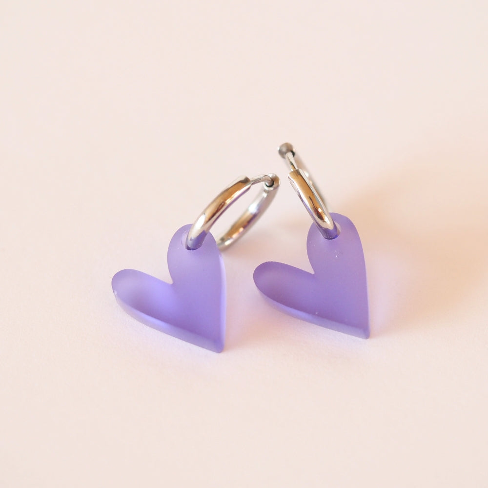 myGreta Creolen mit Herzanhänger aus Acryl – in Gold oder Silber