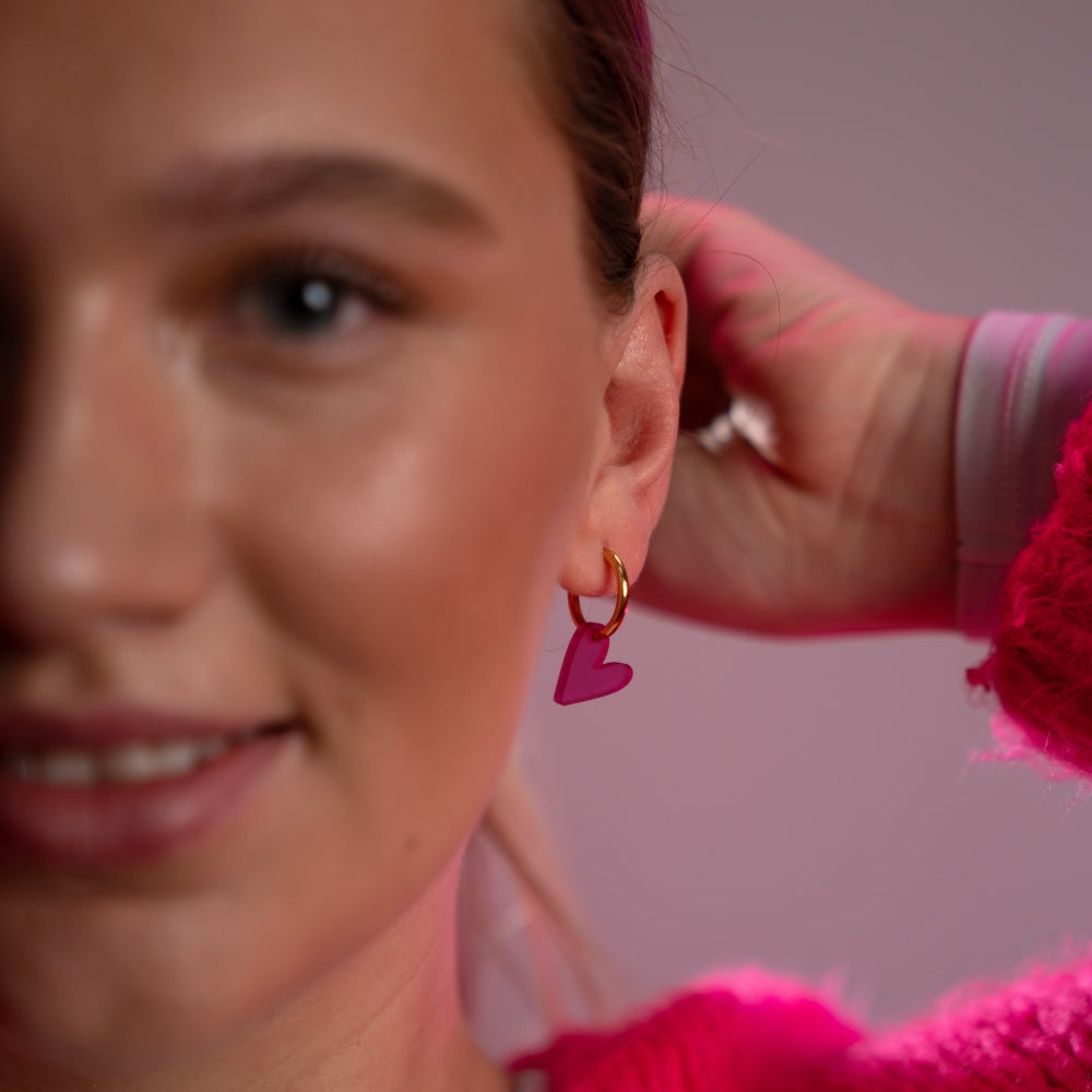 myGreta Creolen mit Herzanhänger aus Acryl – in Gold oder Silber