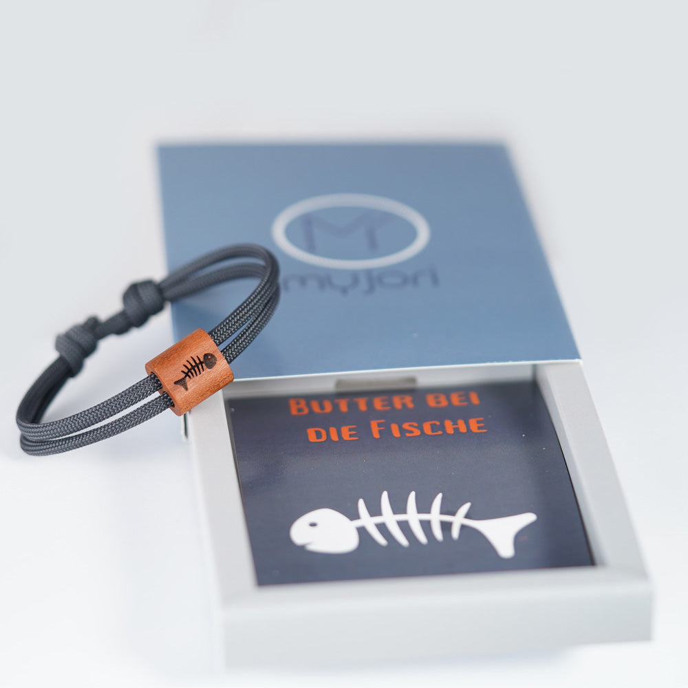Verstellbares Outdoor-Armband aus anthrazitfarbenen Segeltau mit Holzschieber und Fischgräte-Gravur in hochwertiger Schiebeschachtel.