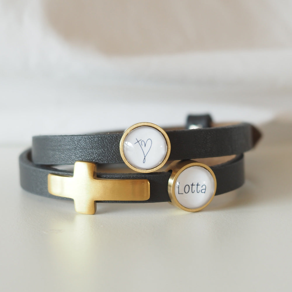 Doppeltes Lederarmband mit zwei individuellen Schiebeperle und einem Symbolschieber