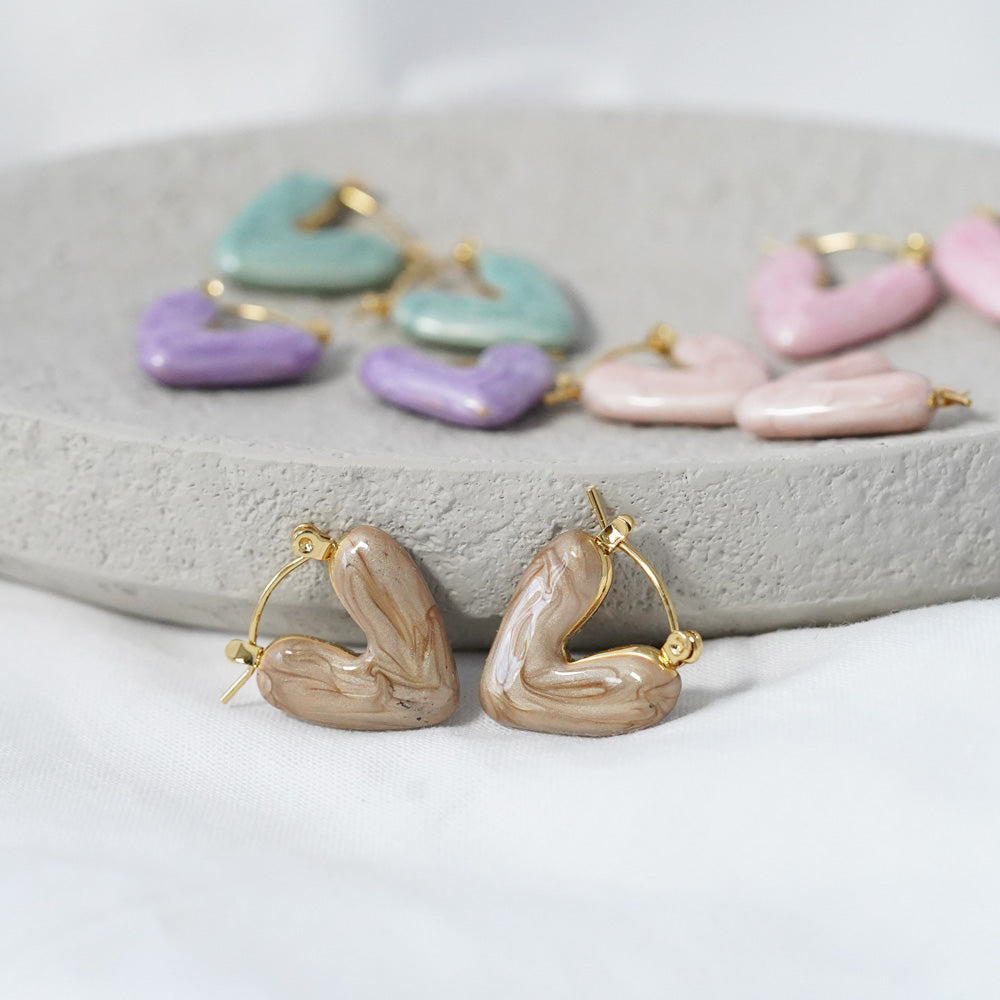 Keramik Herz Ohrringe in Beige & Gold in Geschenkschachtel von myGreta