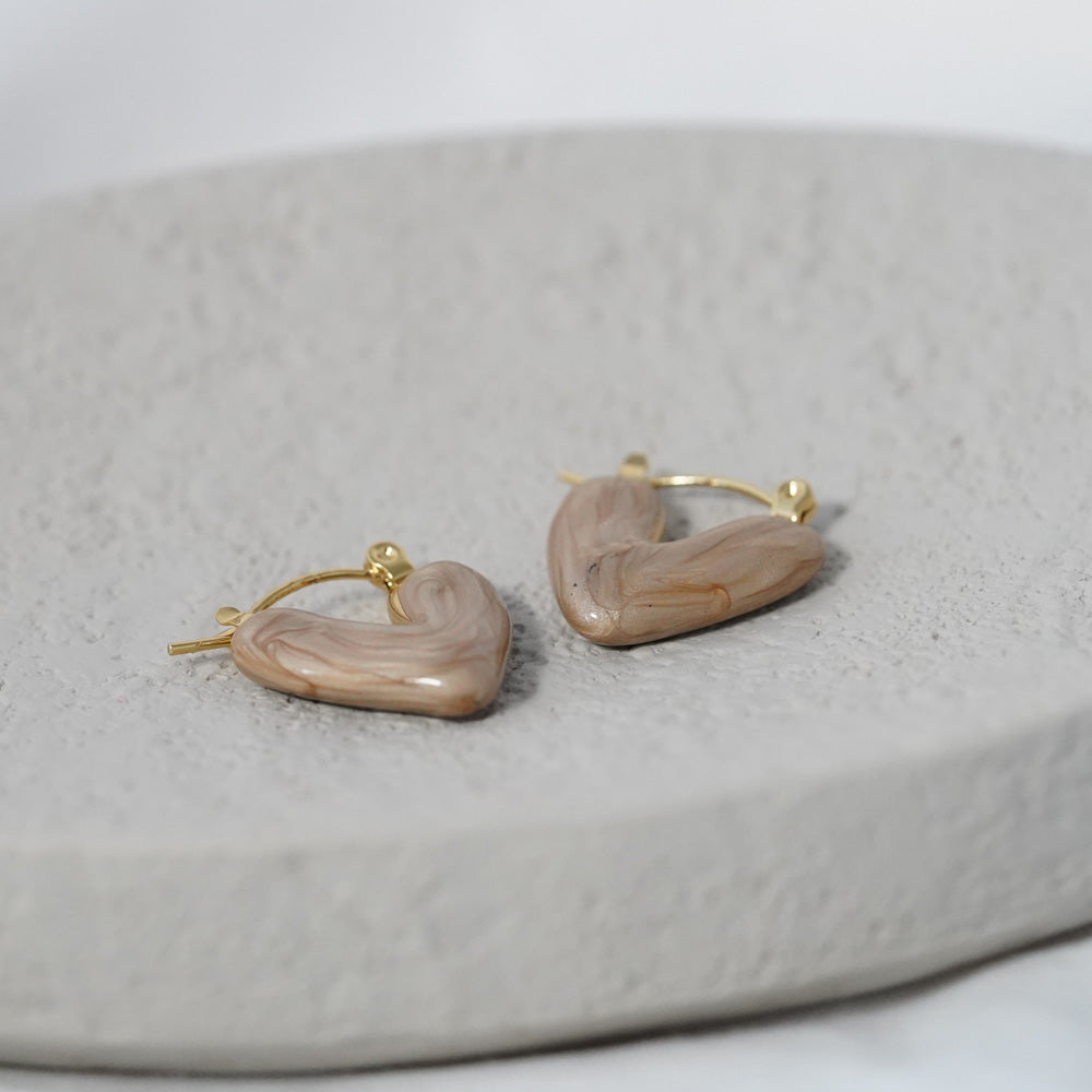 Keramik Herz Ohrringe in Beige & Gold in Geschenkschachtel von myGreta