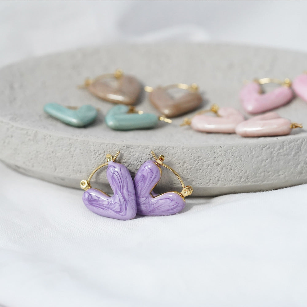 Herz Ohrringe in Lila & Gold aus Keramik in Geschenkschachtel