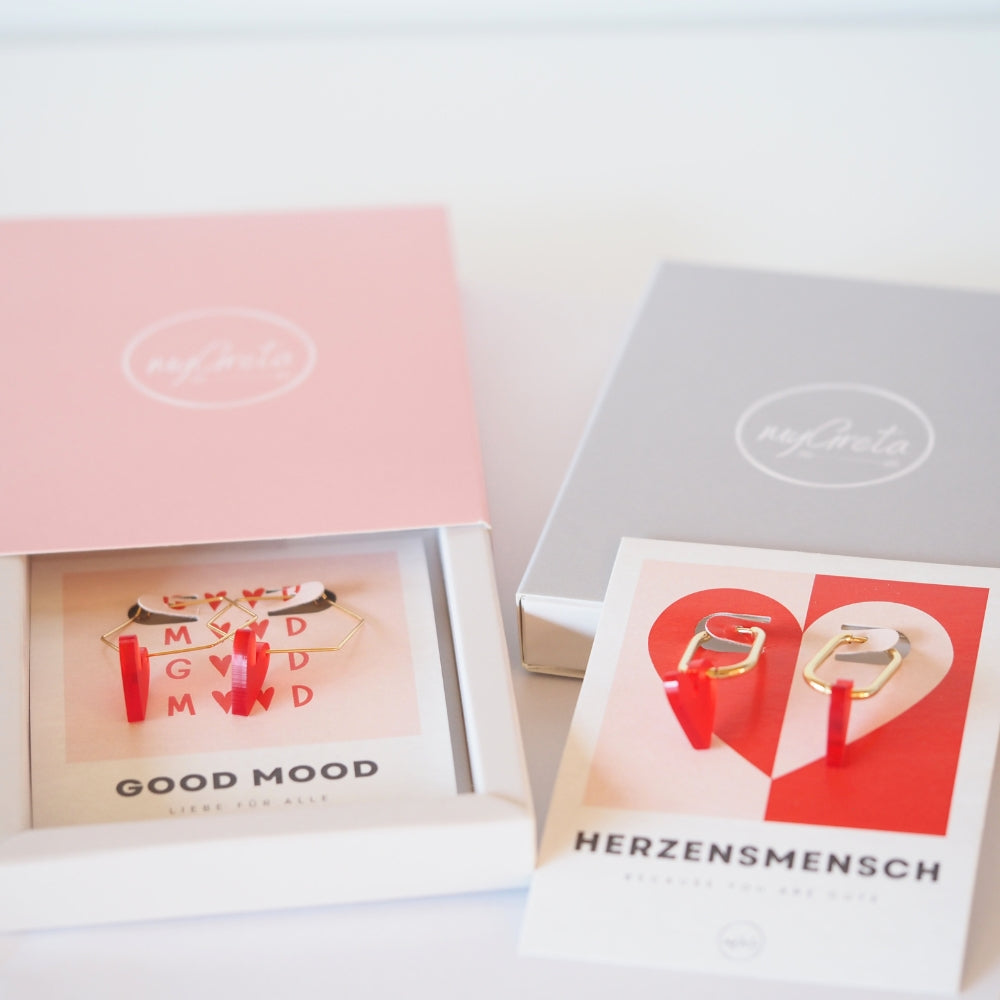 myGreta Creolen mit Herzanhänger aus Acryl – in Gold oder Silber