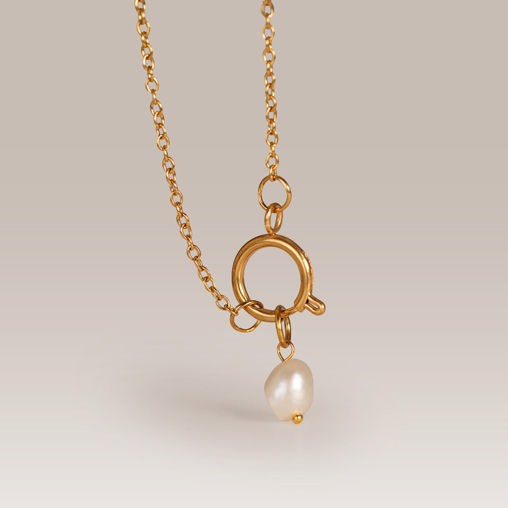 Zarte Halskette aus Edelstahl mit Charm-Ring & Süßwasserperle