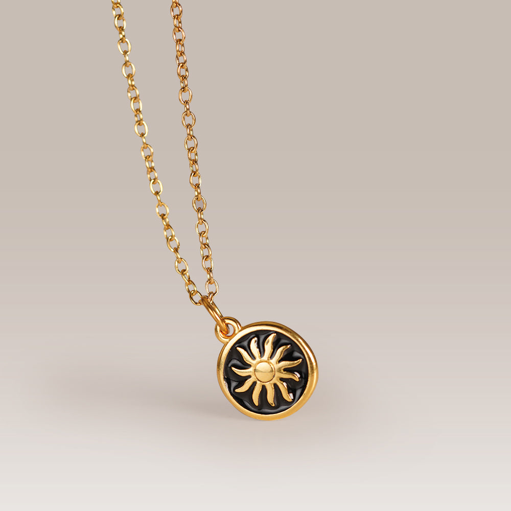Goldene Sonnen-Kette mit schwarzer Emaille – Eleganz aus Edelstahl