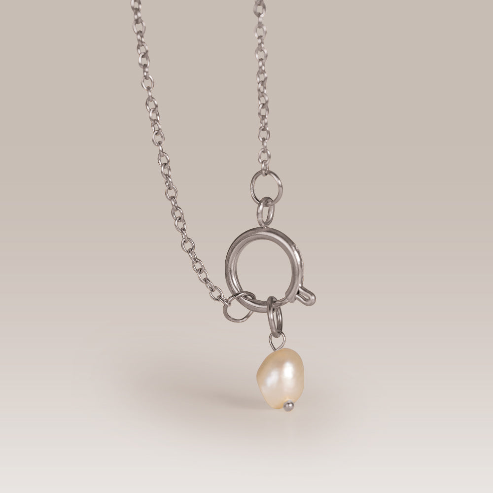 Zarte Halskette aus Edelstahl mit Charm-Ring & Süßwasserperle