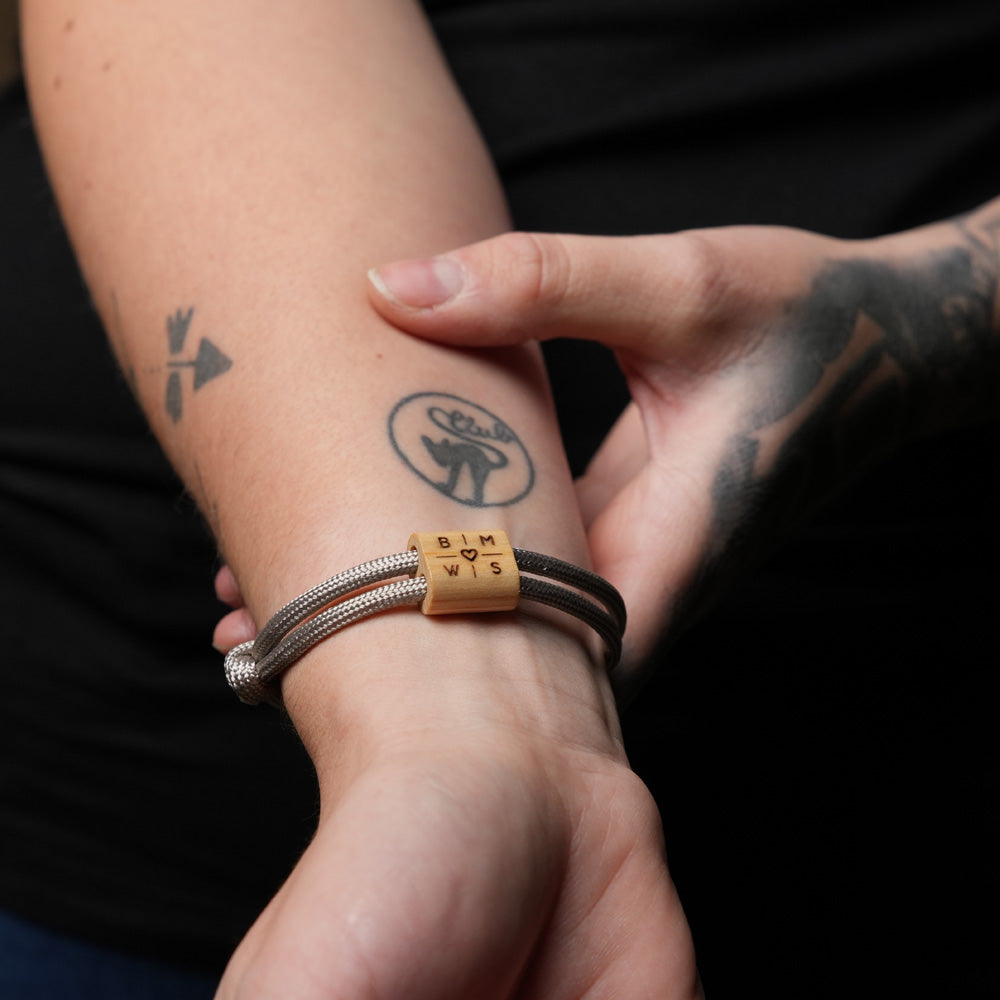 myjori Segeltau Armband mit Initialen Kreuzgravur