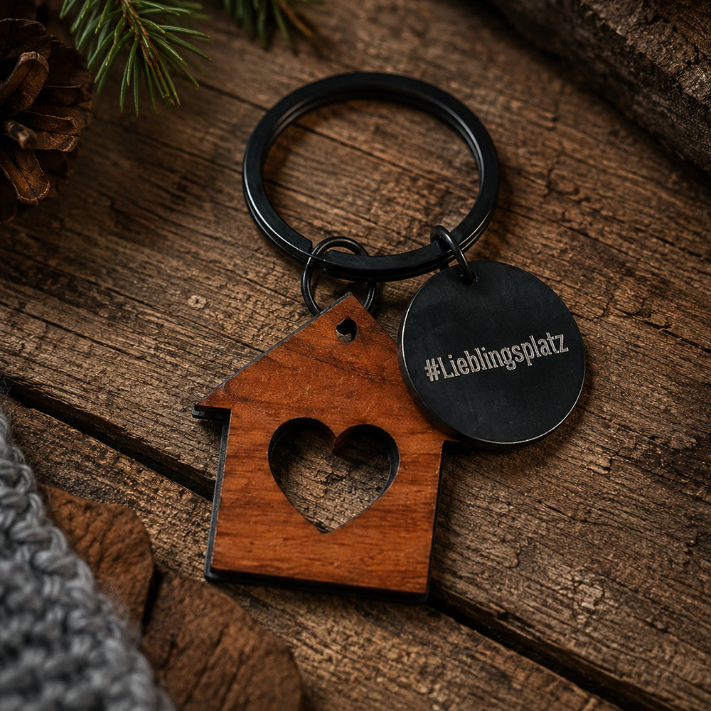 myjori Holz Schlüsselanhänger „Lieblingsplatz“ mit Haus-Anhänger