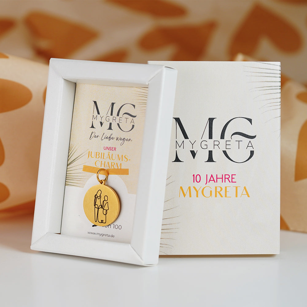 myGreta Signature Charm (limitierte Edition) Edelstahl-Anhänger mit Gravur Mutter und Tochter oder inneres Kind in Gold oder Silber