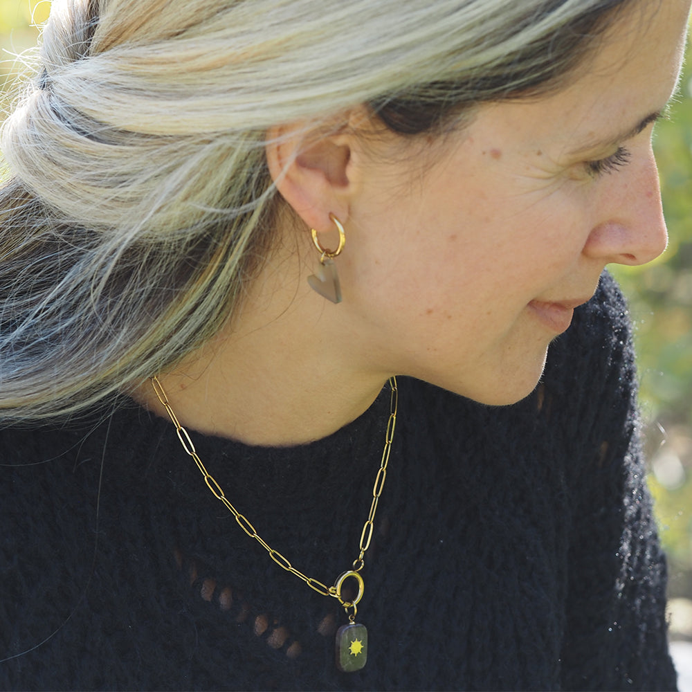 Goldene Paperclip-Kette mit lila Steinanhänger & Sonne – Edelstahlkette mit Ringverschluss