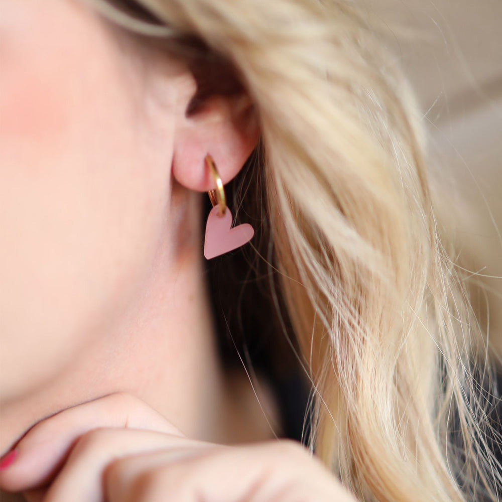 myGreta Creolen mit Herzanhänger aus Acryl – in Gold oder Silber