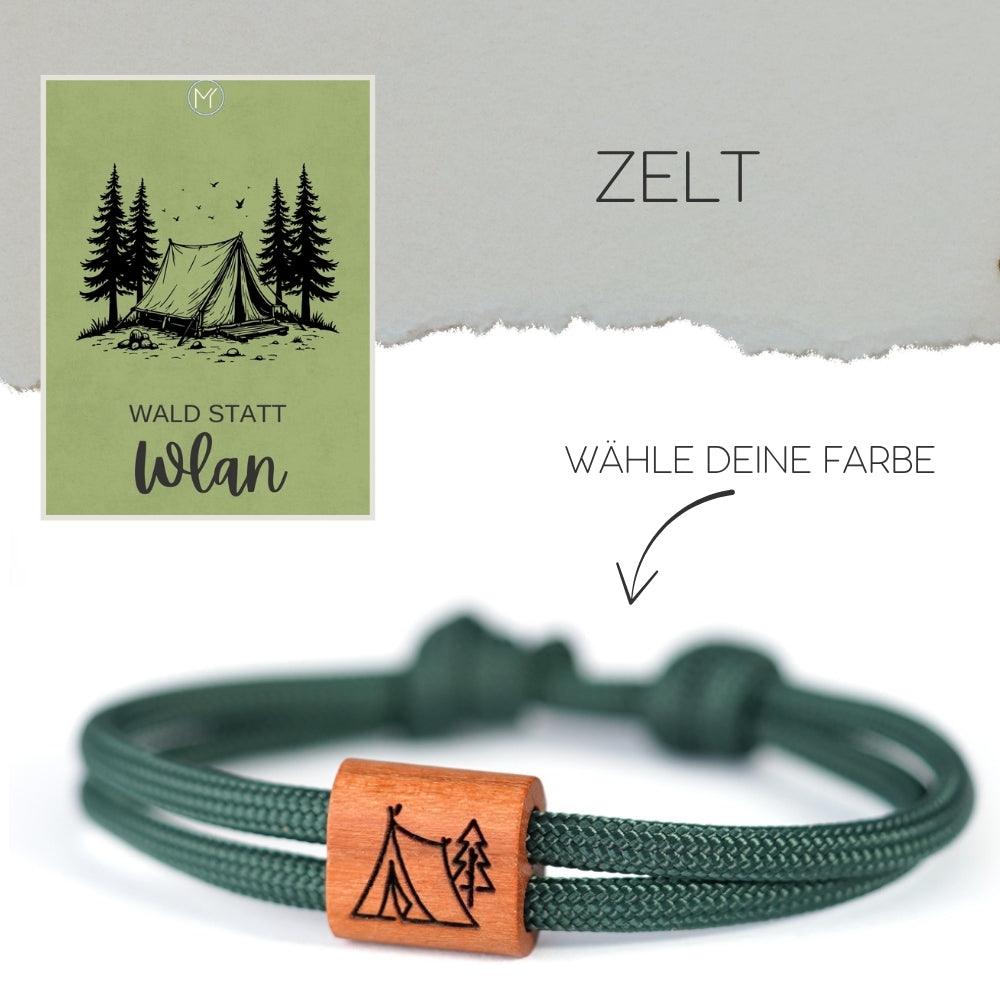 Verstellbares Outdoor-Armband aus dunkelgrünem Segeltau mit Holzschieber und Camping-Gravur (Zelt im Wald) mit Schiebeverpackung.