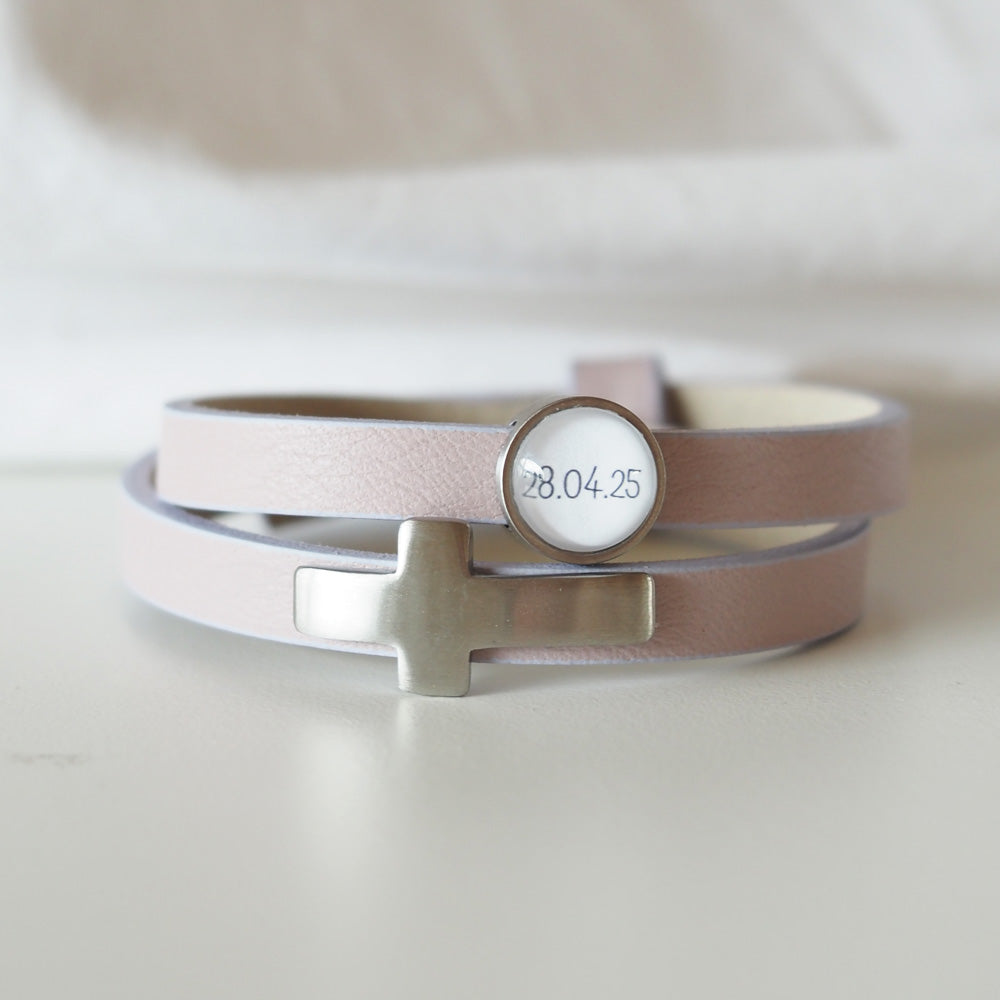 Doppeltes Lederarmband mit einer individuellen Schiebeperle und einem Symbolschieber