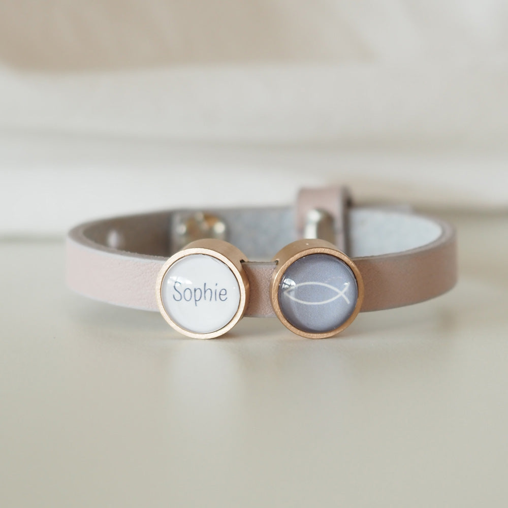 Einfaches Lederarmband mit zwei individuellen Schiebeperlen und einem Symbolschieber