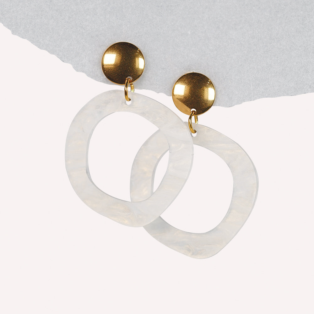 Moderne Statement Ohrringe – Perlmutt & Gold Ohrhänger von myGreta