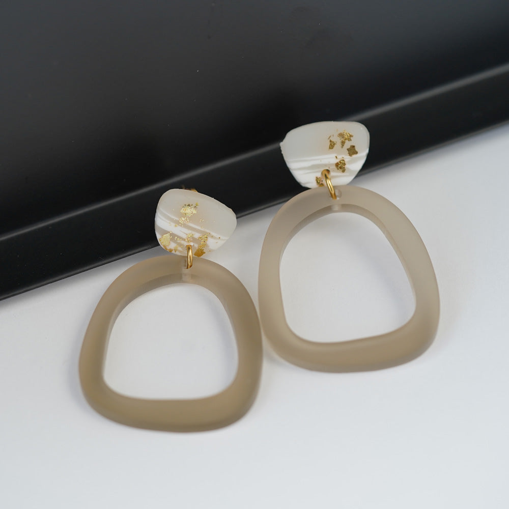Elegante Statement Ohrringe – Taupe & Weiß-Gold Polymer Clay Ohrhänger von myGreta