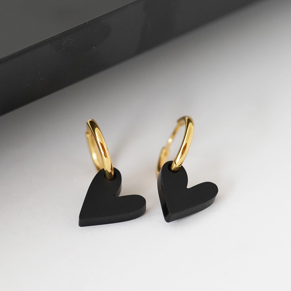 Herzohrringe Damen in Schwarz und Gold – Creolen mit Herzanhänger und Geschenkeschachtel von myGreta