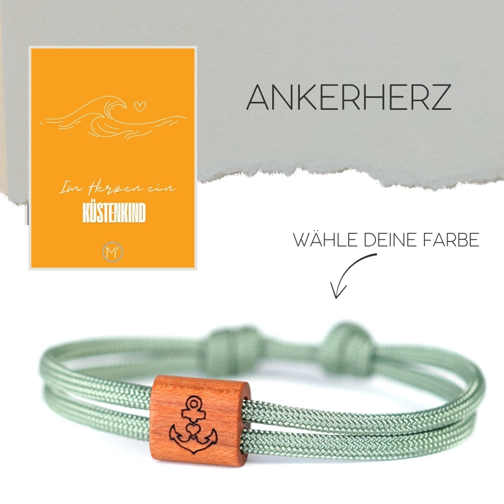 Verstellbares Outdoor-Armband aus hellgrünem Segeltauarmband mit Holzschieber und Anker Herz Motiv Gravur in hochwertiger Schiebeschachtel.