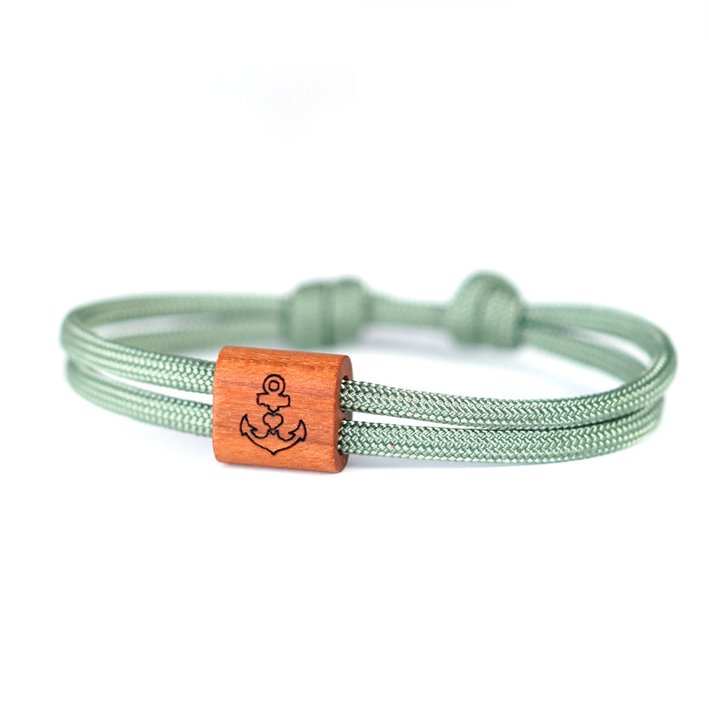 Verstellbares Outdoor-Armband aus hellgrünem Segeltauarmband mit Holzschieber und Anker Herz Motiv Gravur in hochwertiger Schiebeschachtel.
