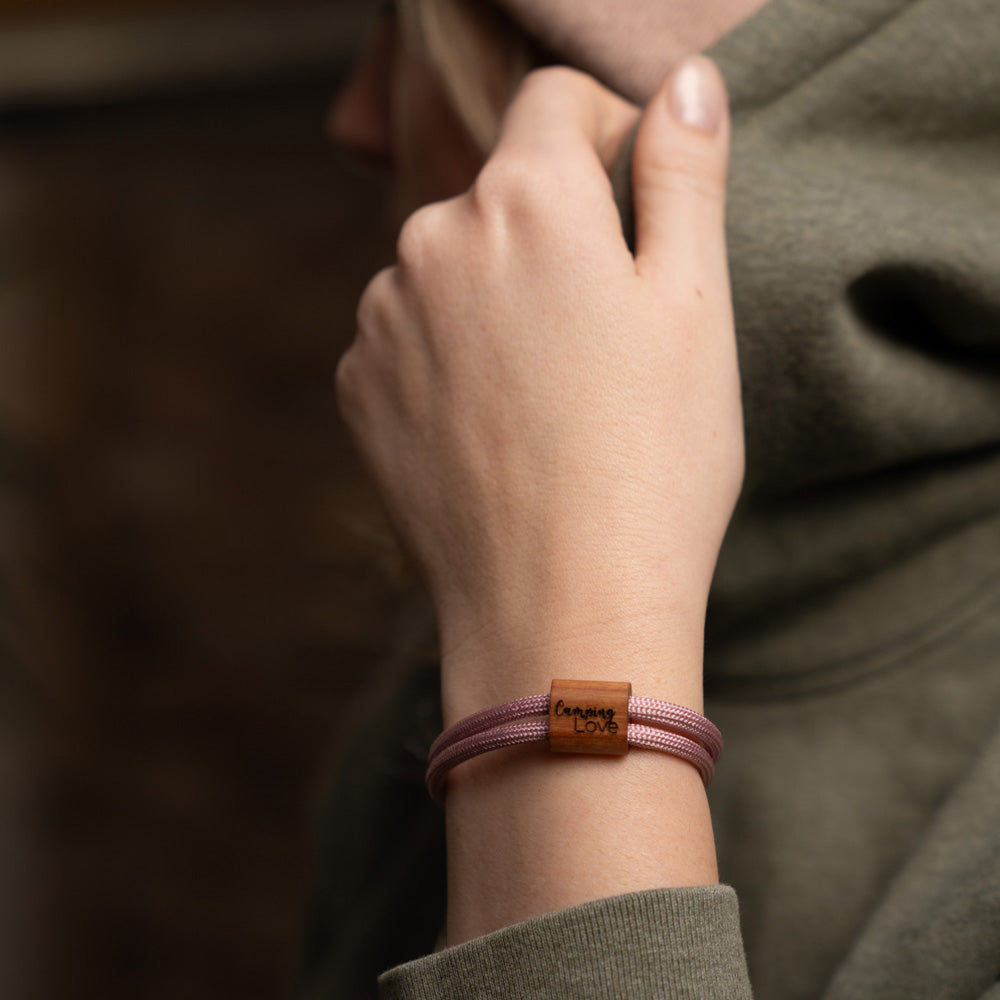 Verstellbares Outdoor-Armband aus rosafarbenen Segeltau mit Holzschieber und Camping Love-Gravur (Schriftzug) mit Schiebeverpackung.