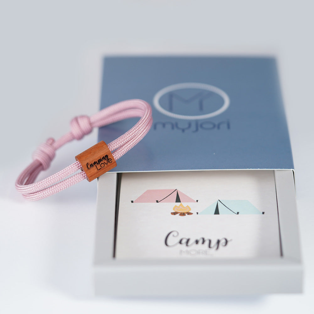 Verstellbares Outdoor-Armband aus rosafarbenen Segeltau mit Holzschieber und Camping Love-Gravur (Schriftzug) mit Schiebeverpackung.