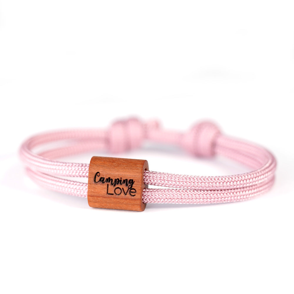 Verstellbares Outdoor-Armband aus rosafarbenen Segeltau mit Holzschieber und Camping Love-Gravur (Schriftzug) mit Schiebeverpackung.