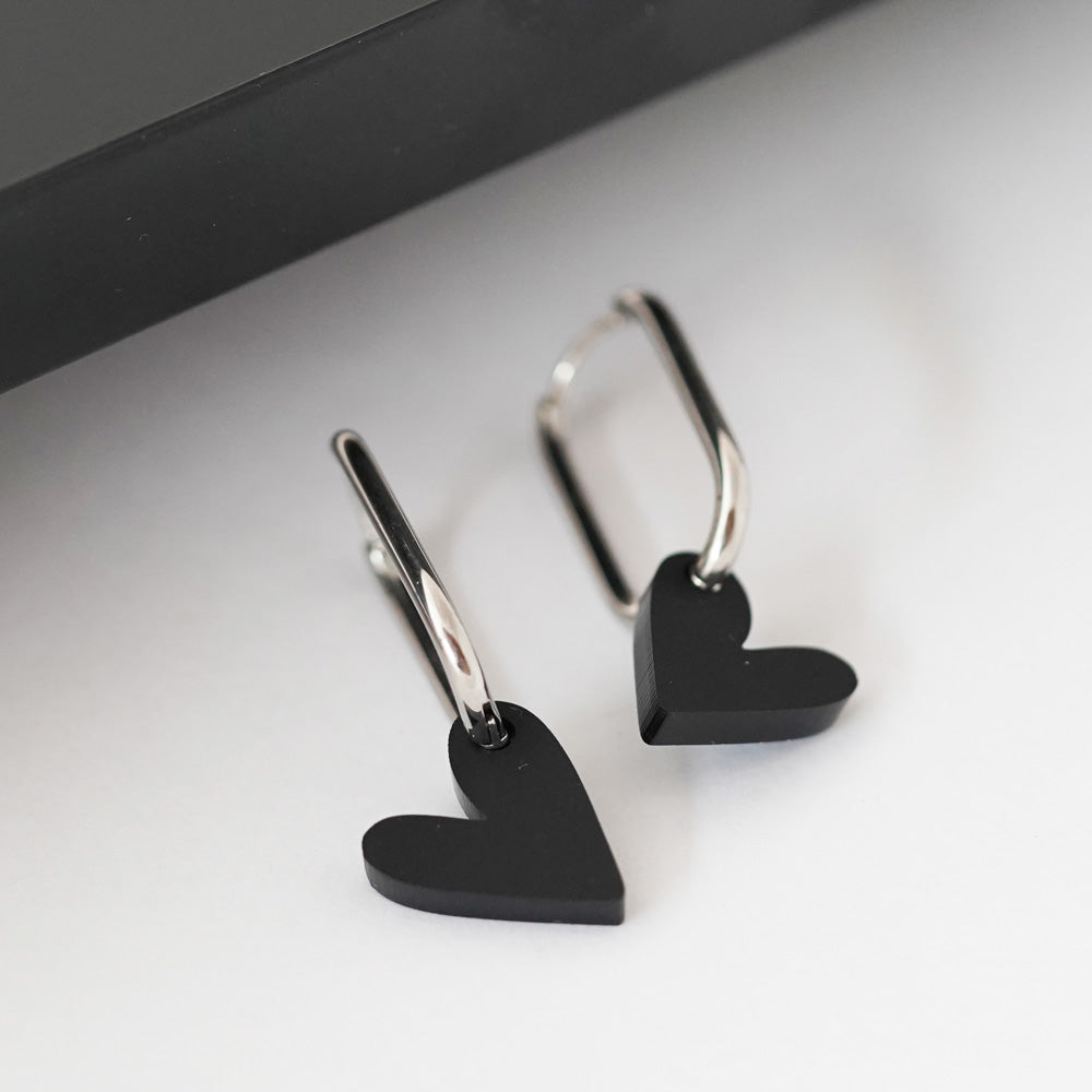 Herzohrringe Damen in Schwarz und silber – eckige Creolen mit Herzanhänger und Geschenkeschachtel von myGreta