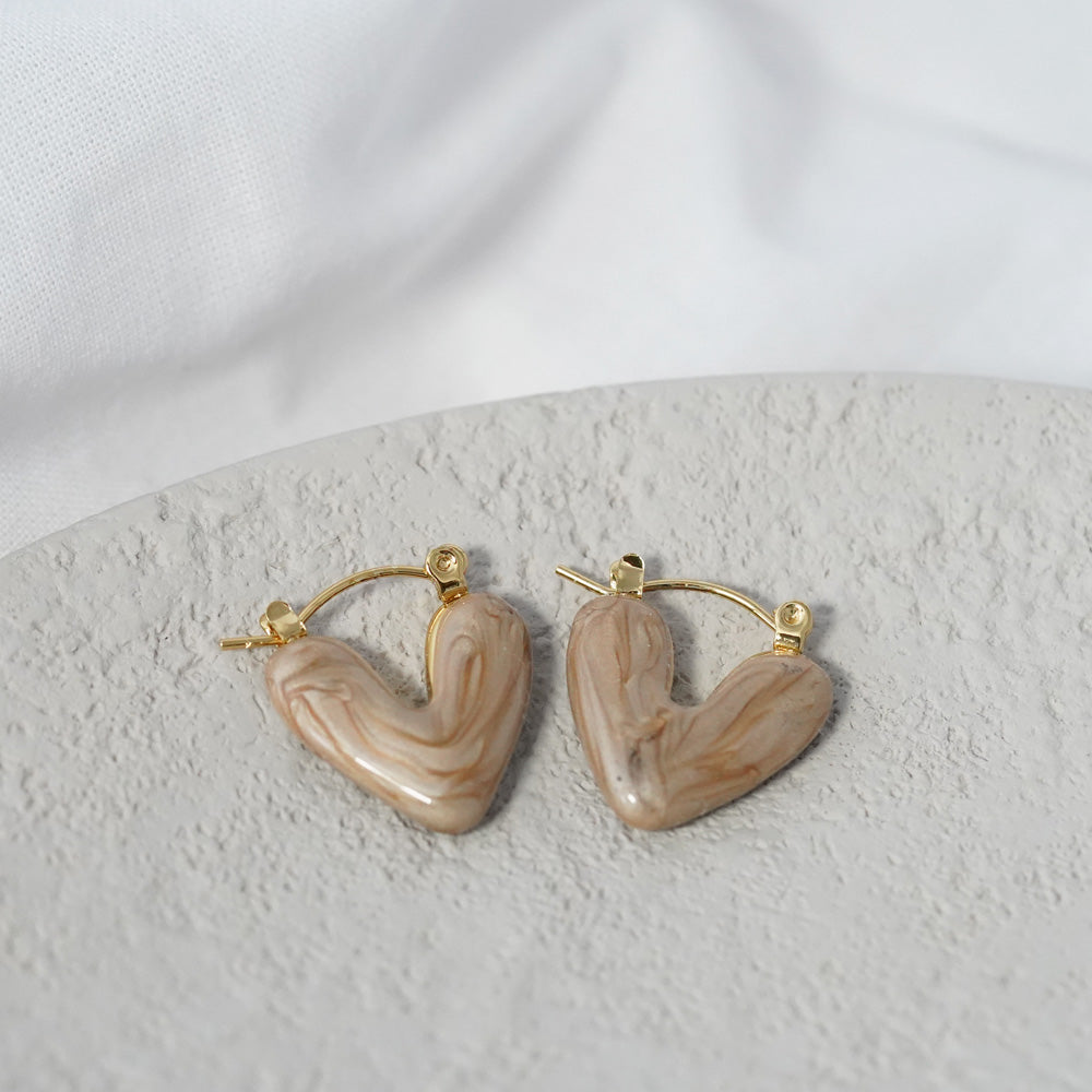 Keramik Herz Ohrringe in Beige & Gold in Geschenkschachtel von myGreta