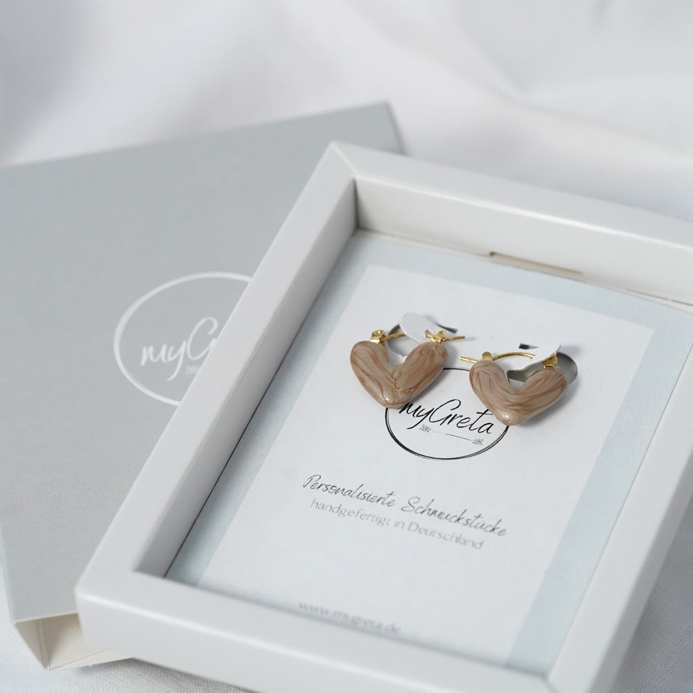 Keramik Herz Ohrringe in Beige & Gold in Geschenkschachtel von myGreta