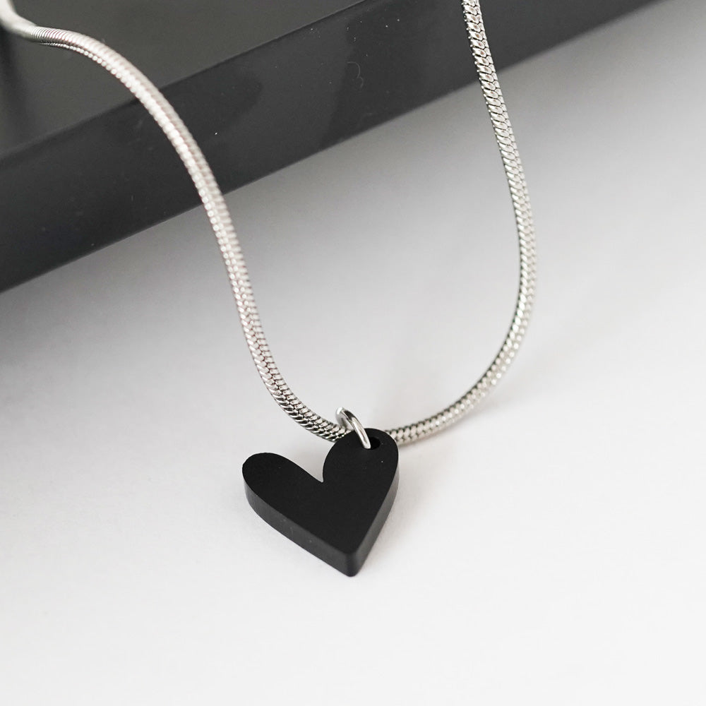 Herzkette Damen in Schwarz und silber – Halskette mit Herzanhänger und Geschenkeschachtel von myGreta