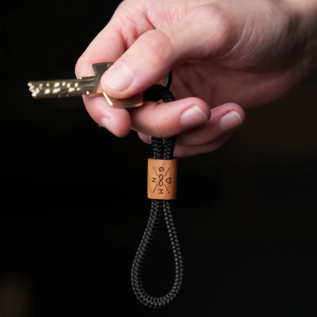 myjori Holz Schlüsselanhänger mit Initial personalisierbar
