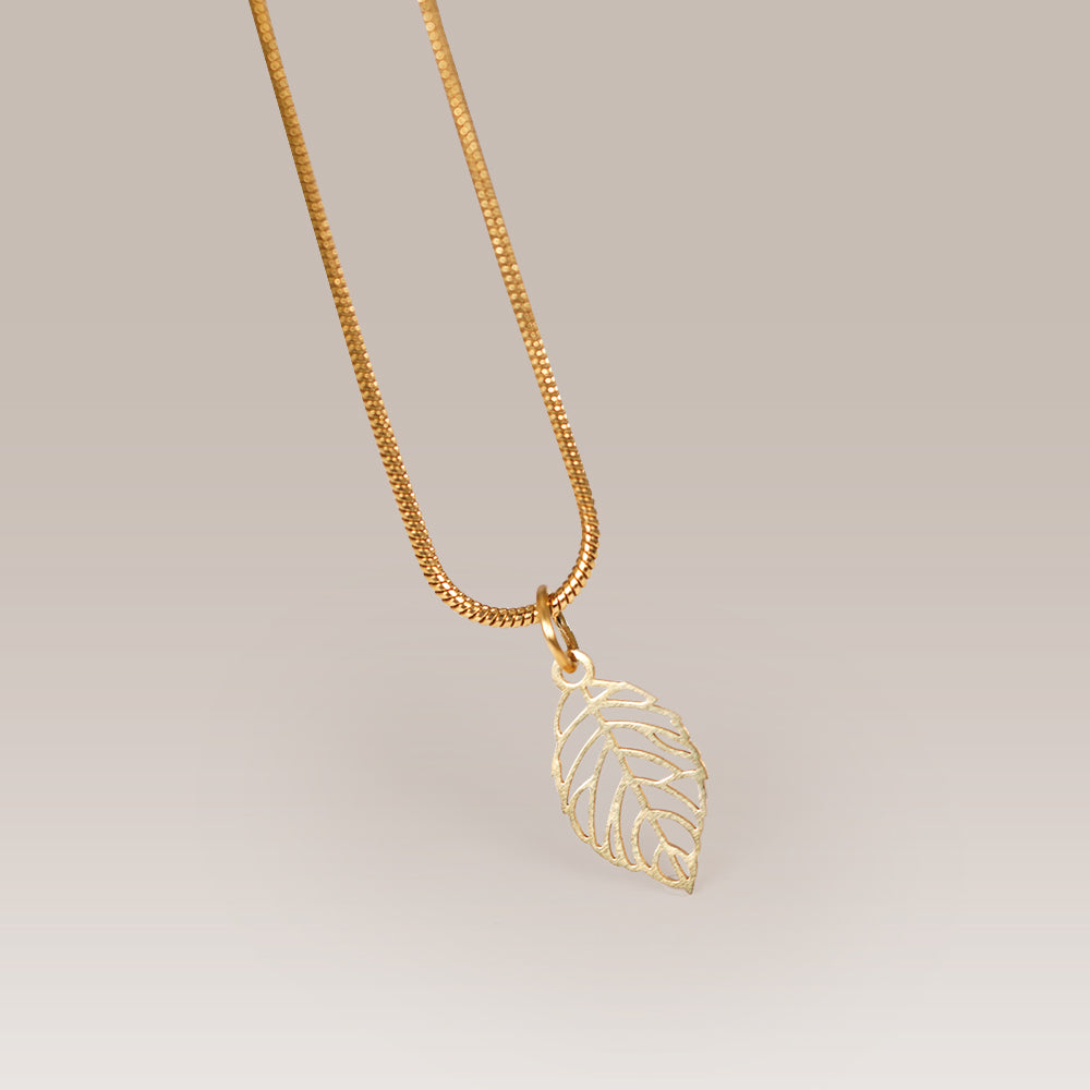 Goldene Blatt-Kette aus Edelstahl – Filigraner Naturschmuck im Cut-Out-Design