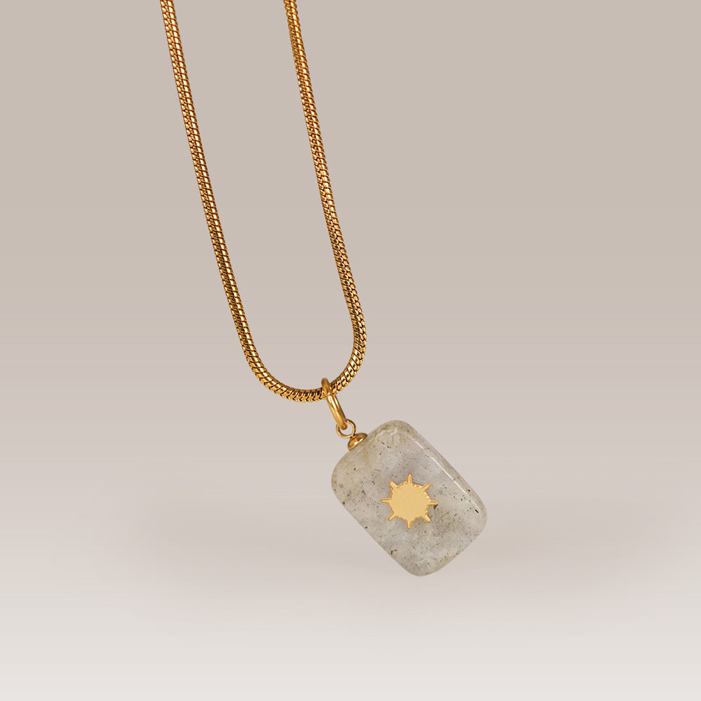 Goldene Schlangenkette mit Sonnen-Anhänger in Naturstein-Optik – Edelstahlkette vergoldet