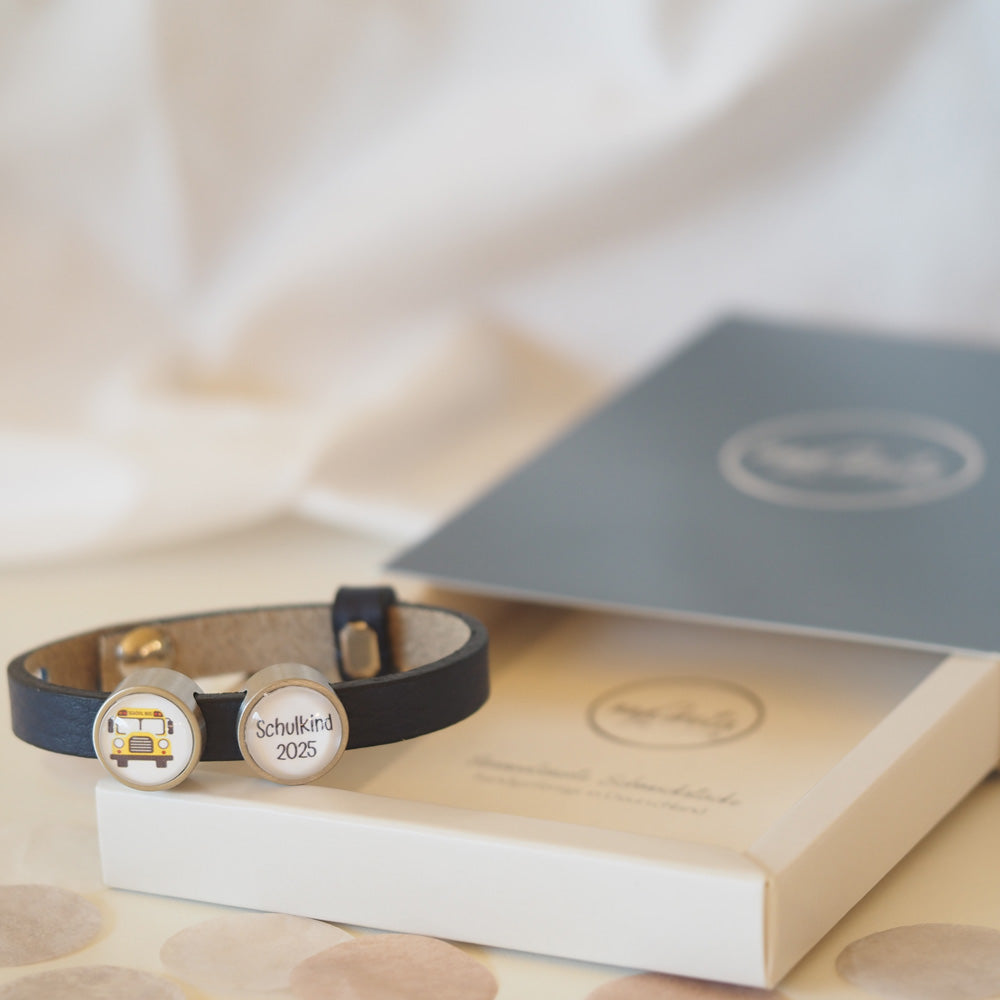 Einfaches Lederarmband mit zwei individuellen Schiebeperlen
