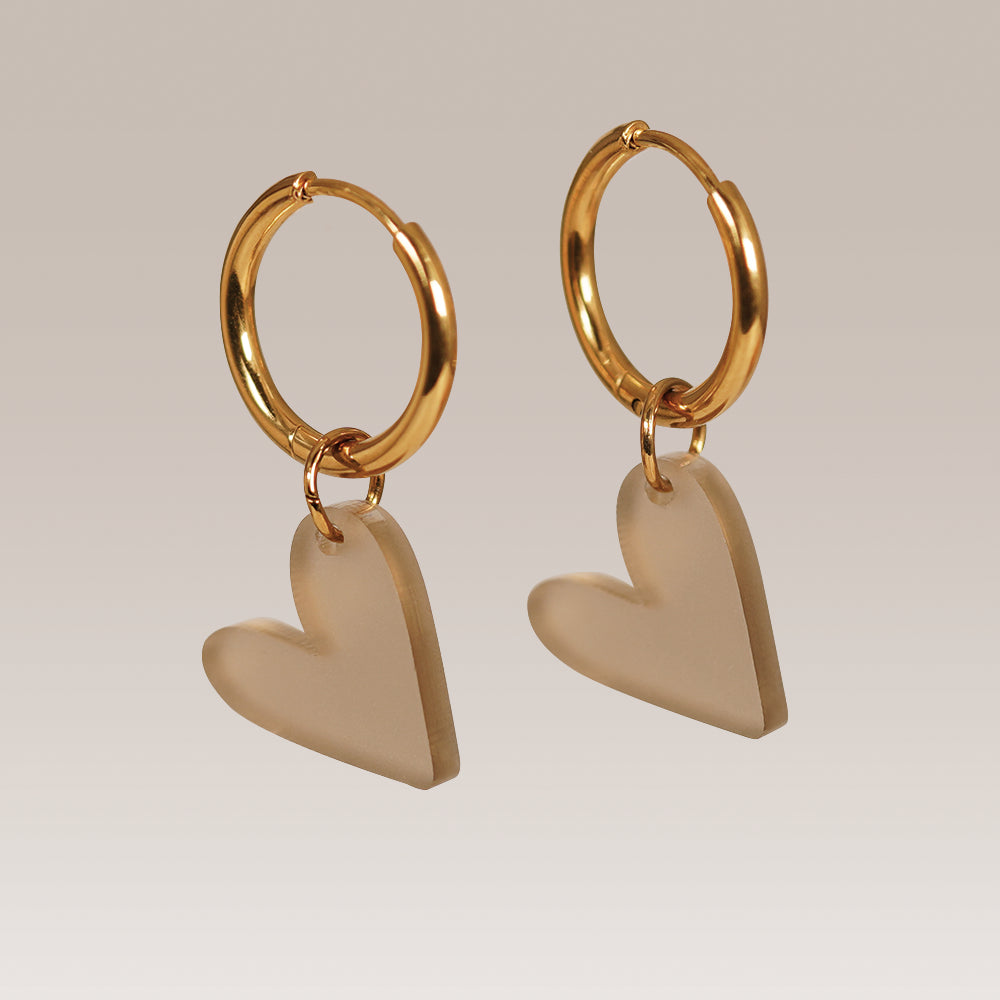 Herzohrringe Damen in Beige und Gold – Creolen mit Herzanhänger und Geschenkeschachtel von myGreta