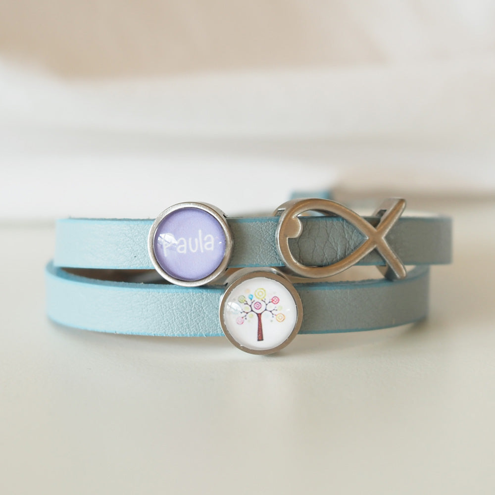 Doppeltes Lederarmband mit zwei individuellen Schiebeperle und einem Symbolschieber