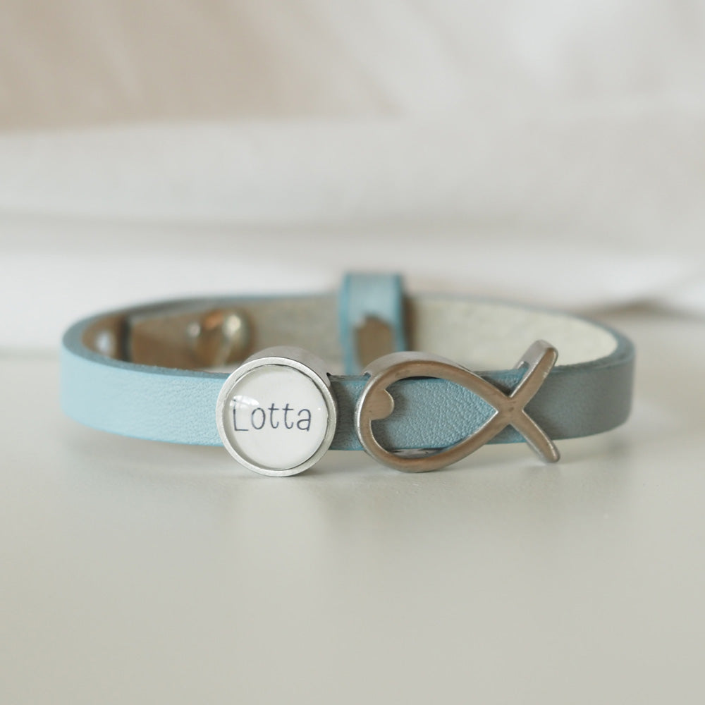 Einfaches Lederarmband mit einer individuellen Schiebeperle und einem Symbolschieber