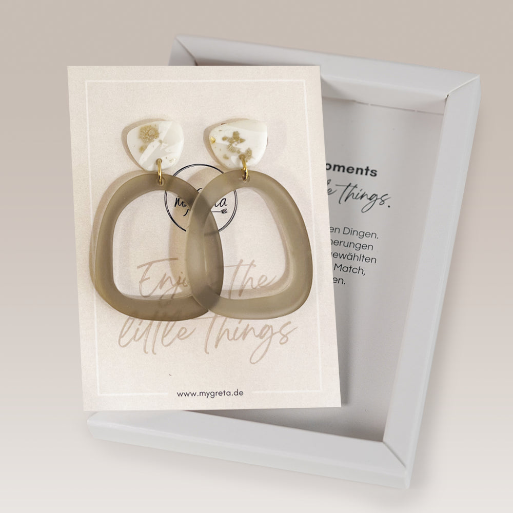 Elegante Statement Ohrringe – Taupe & Weiß-Gold Polymer Clay Ohrhänger von myGreta