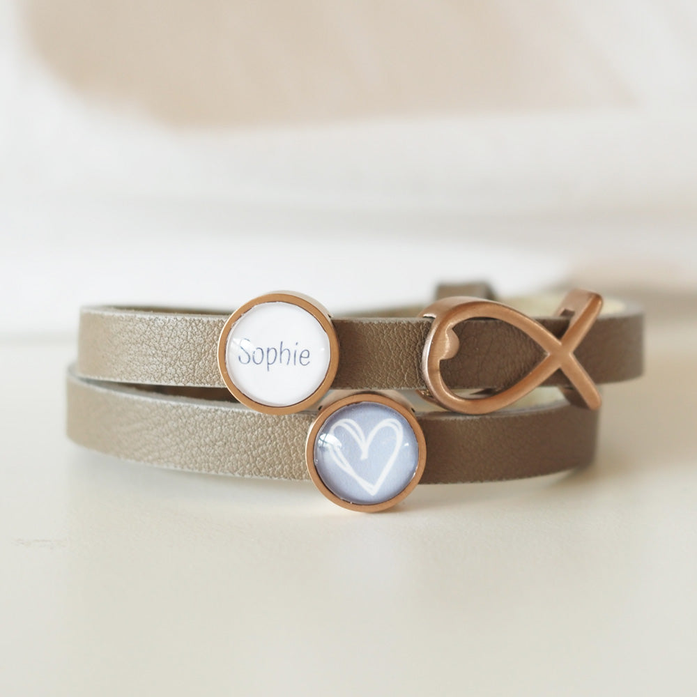 Doppeltes Lederarmband mit zwei individuellen Schiebeperle und einem Symbolschieber