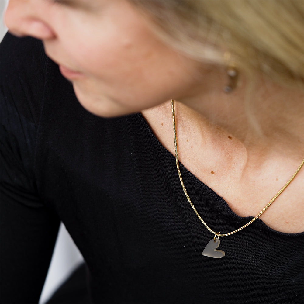 Edelstahlkette gold & silber mit Herz-Anhänger in Beige – Minimalistischer Statement-Schmuck