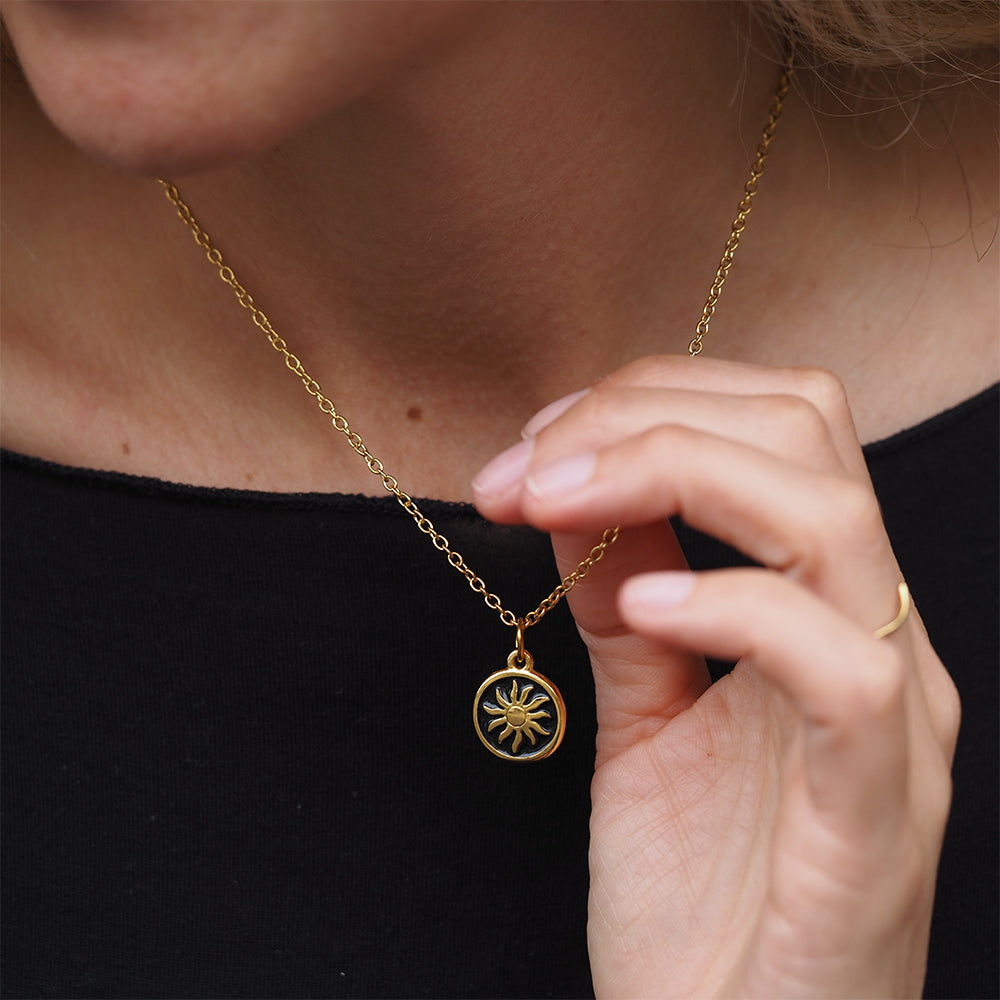 Goldene Sonnen-Kette mit schwarzer Emaille – Eleganz aus Edelstahl