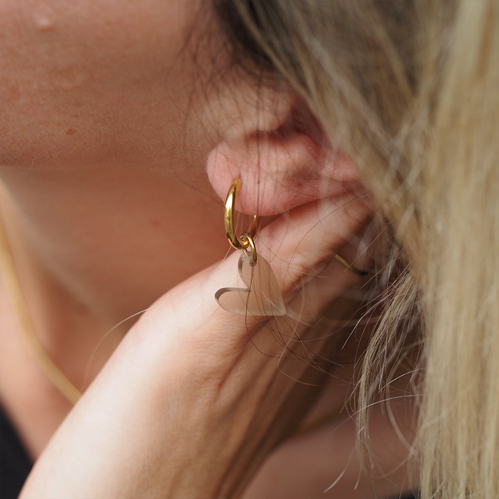 Herzohrringe Damen in Beige und Gold – Creolen mit Herzanhänger und Geschenkeschachtel von myGreta