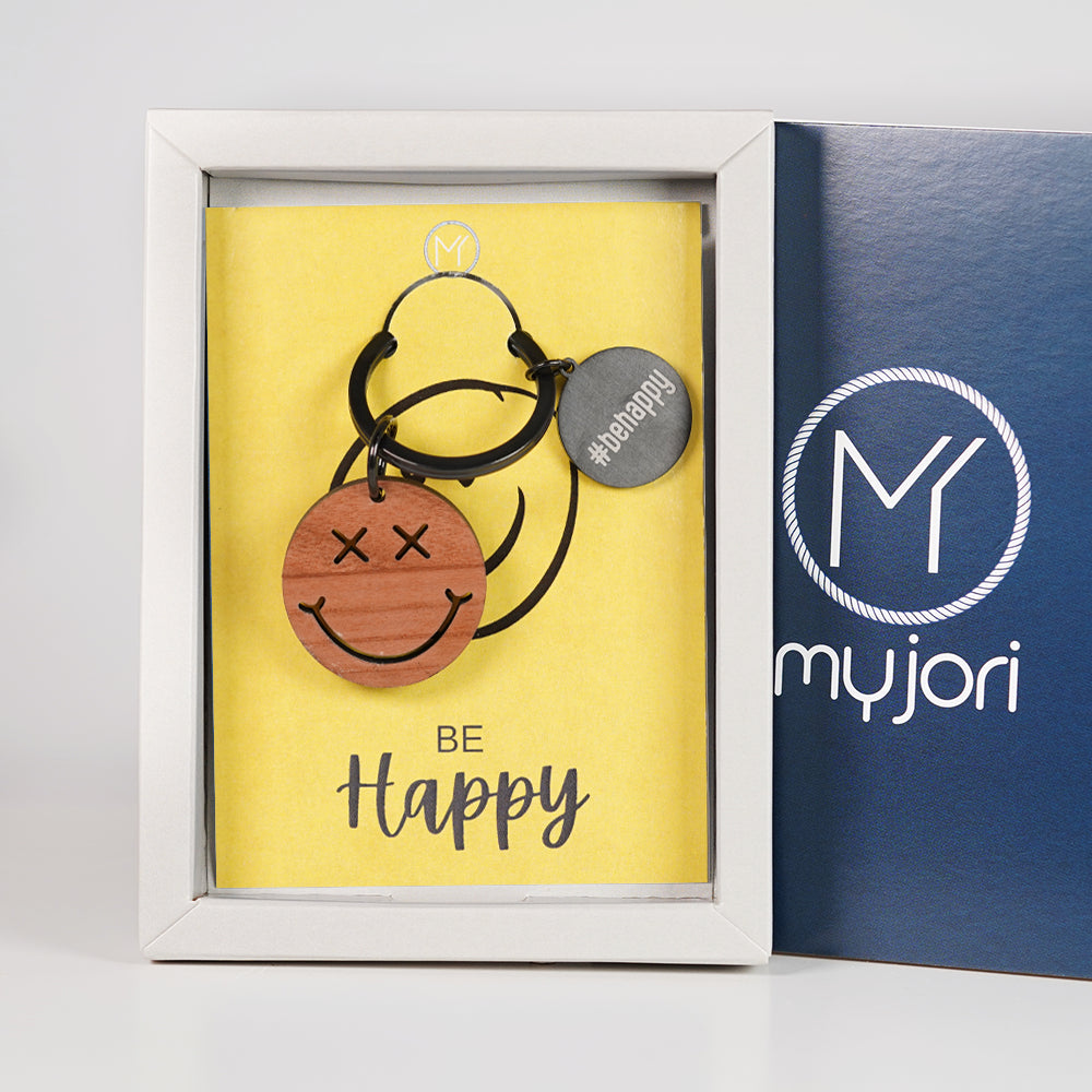 myjori Holz Schlüsselanhänger „Be Happy“ mit Smiley-Anhänger